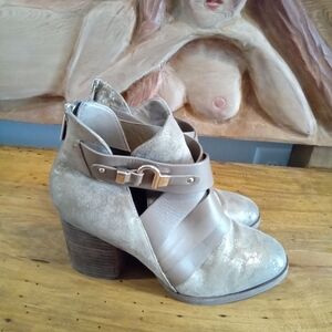 Isola Lora Sz 7.5 Beige Gold Metallic Strappy Leather 3" Block Heel Ankle Boots
